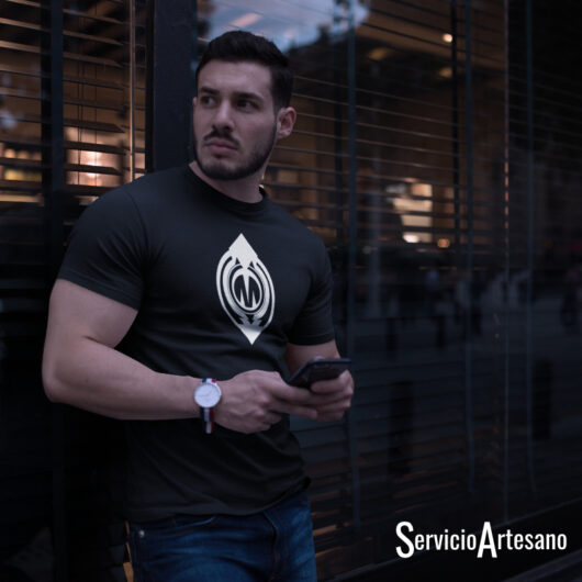Camiseta Negra con Insignia «Ojo del Guardián» Hombre