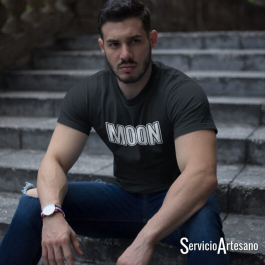 Camiseta Negra MOON: Estilo Vibrante y Elegancia Atemporal