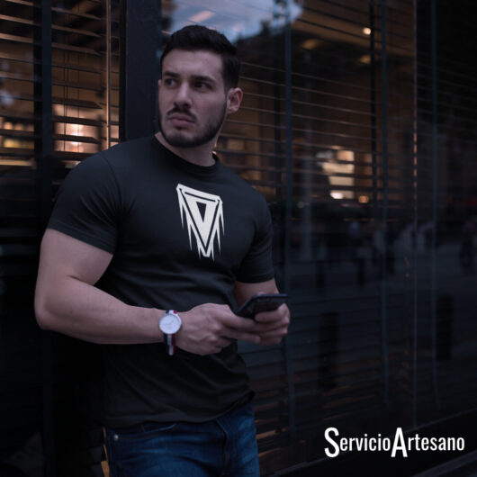 Camiseta Negra con Insignia «Escudo de Valor» Hombre
