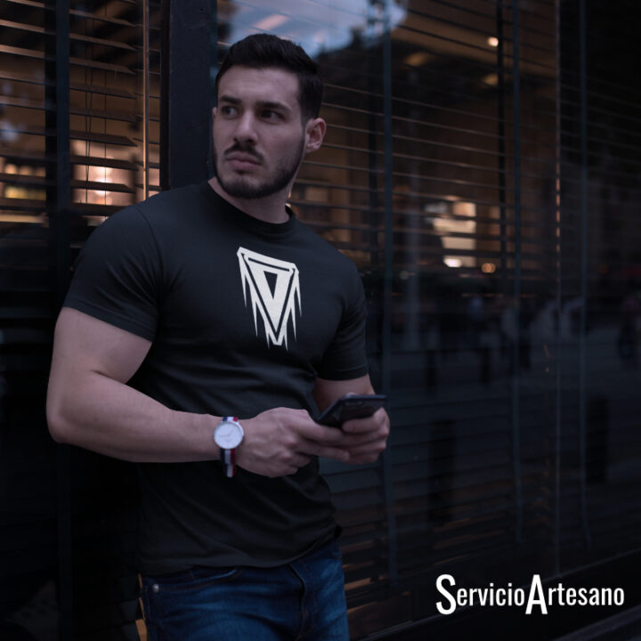 Camiseta Negra con Insignia «Escudo de Valor» Hombre