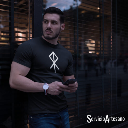 Camiseta Negra con Símbolo Rúnico «Consagración» Hombre