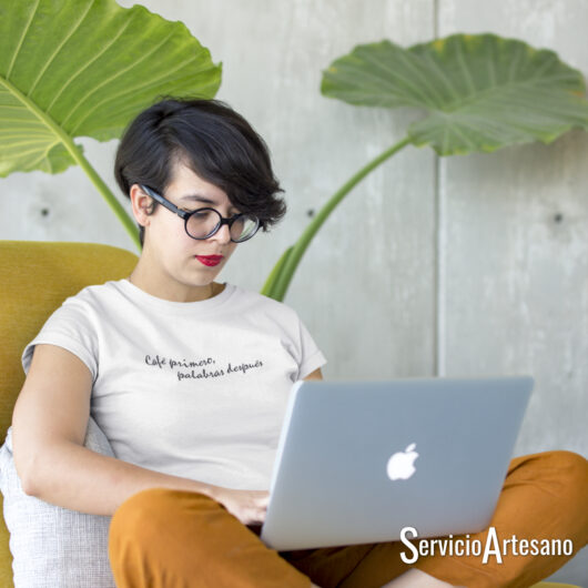 Camiseta Blanca "café primero" mujer