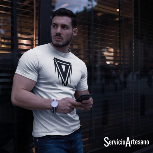 Camiseta Blanca con Insignia «Escudo de Valor» Hombre