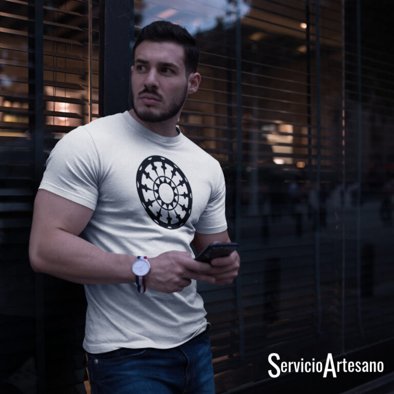 Camiseta Blanca con Insignia «Rueda del Destino» Hombre