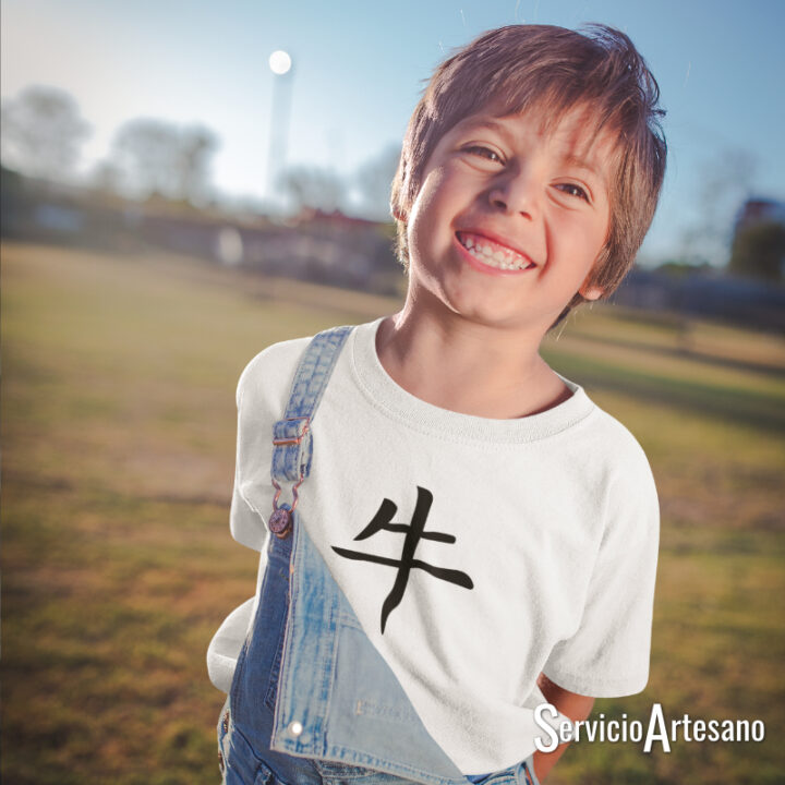Ilustración del Buey del Zodiaco Chino en una camiseta para niños, diseño fuerte y confiable.