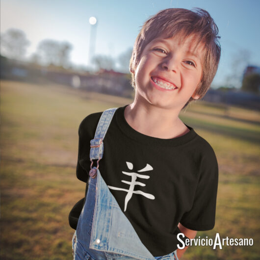 Ilustración de la Cabra del Zodiaco Chino en una camiseta para niños, diseño suave y lleno de serenidad.