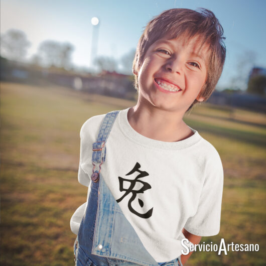 Ilustración del Conejo del Zodiaco Chino en una camiseta para niños, diseño tierno y elegante.
