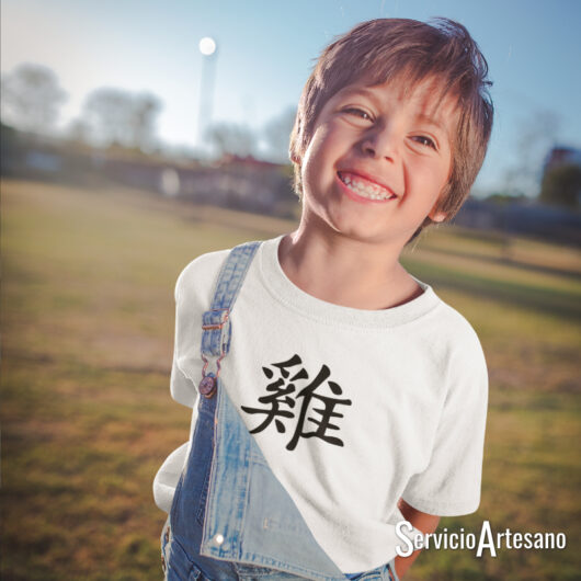 Ilustración del Gallo del Zodiaco Chino en una camiseta para niños, diseño vibrante y llamativo.