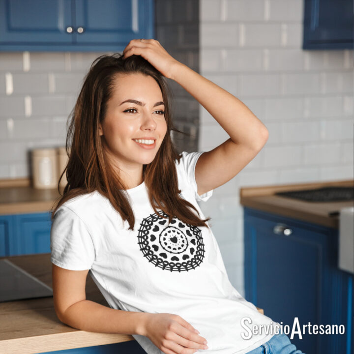 Camiseta Blanca Mandala Corazones Negros Mujer