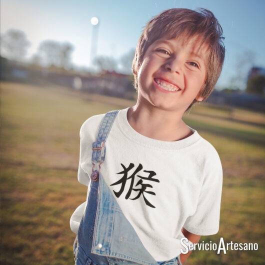 Ilustración del Mono del Zodiaco Chino en una camiseta para niños, diseño dinámico y divertido.