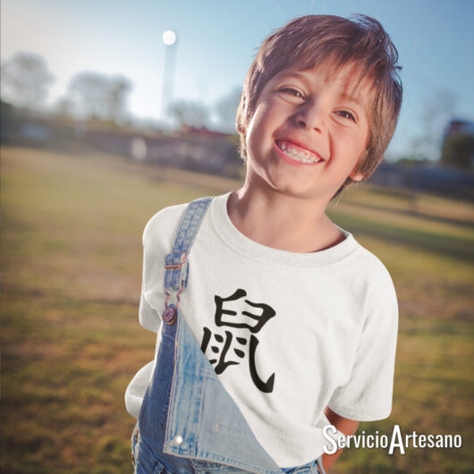 Ilustración de la Rata del Zodiaco Chino en una camiseta para niños, diseño original y llamativo.