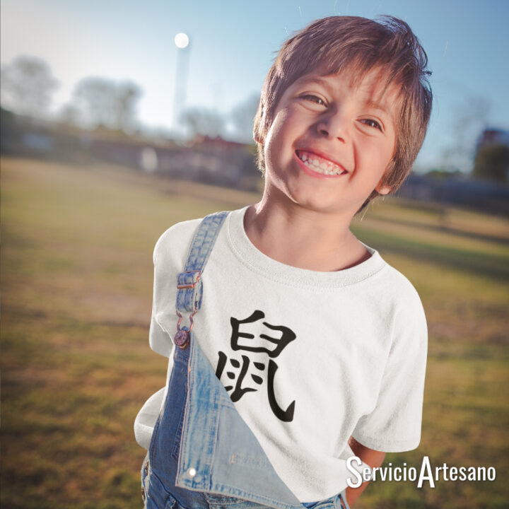 Ilustración de la Rata del Zodiaco Chino en una camiseta para niños, diseño original y llamativo.