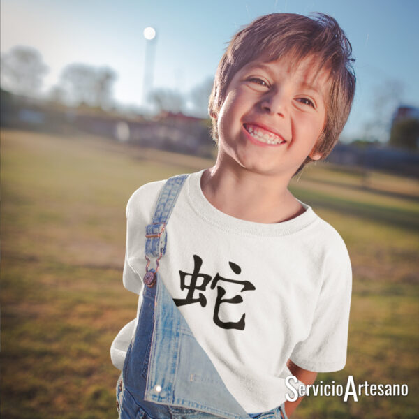 Ilustración de la Serpiente del Zodiaco Chino en una camiseta para niños, diseño exclusivo y detallado.
